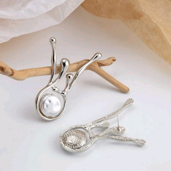 "Lucaz" Faux Pearl Decor Irregular Earrings - Picture 3 of 3